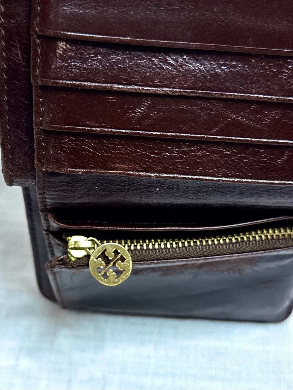 Tory Burch Patent Leather Logo Bifold Wallet Chocolate Brown Gold Hardware - Picture 7 of 11